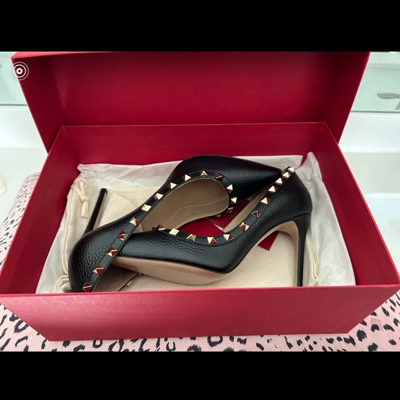 Women’s Valentino Rockstud Grainy Leather Pump